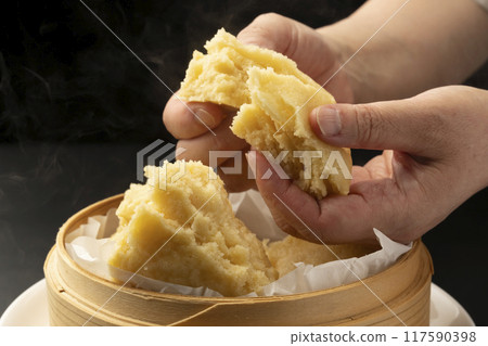 饅頭：將麵包放在蒸籠裡蒸熟，用手掰開。 117590398