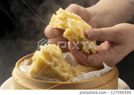 饅頭：將麵包放在蒸籠裡蒸熟，用手掰開。 117590399