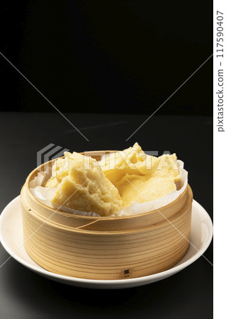 製作饅頭 用蒸籠蒸饅頭 製作饅頭 用蒸籠蒸饅頭 117590407
