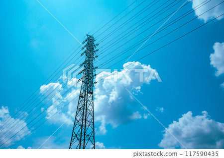 輸電線路塔仰望夏季藍天，淺色 117590435