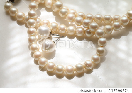 Beautiful white jewelry pearl necklace material image Beautiful white jewelry pearl necklace material image 117590774