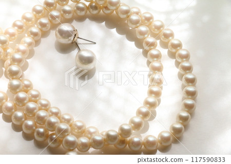 Beautiful white jewelry pearl necklace material image Beautiful white jewelry pearl necklace material image 117590833