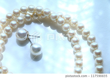 Beautiful white jewelry pearl necklace material image Beautiful white jewelry pearl necklace material image 117590835