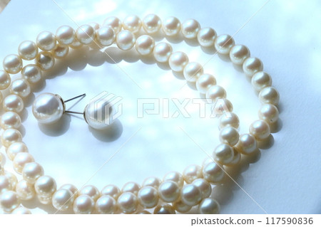 Beautiful white jewelry pearl necklace material image Beautiful white jewelry pearl necklace material image 117590836