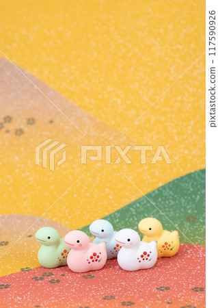 蛇年-新年賀卡材質-色彩繽紛的蛇在田野和山間行走 117590926