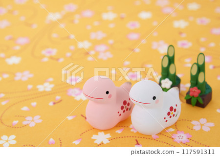 蛇年新年賀卡素材紅白蛇與門松櫻花圖案背景 117591311