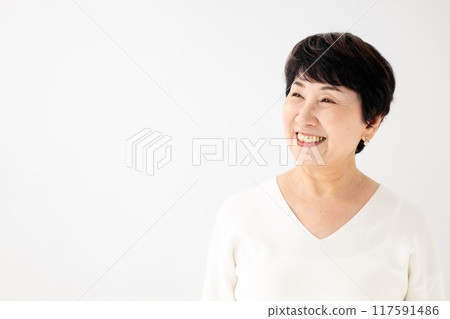A smiling senior woman 117591486