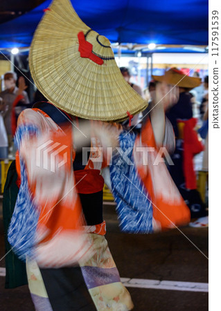Woman with hem stitching and woven hat, Nishimonai Bon Odori, 2024, Akita Prefecture Woman with hem stitching and woven hat, Nishimonai Bon Odori, 2024, Akita Prefecture 117591539