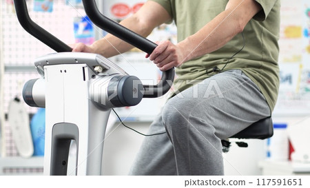 一名男子在健身自行車上訓練 117591651