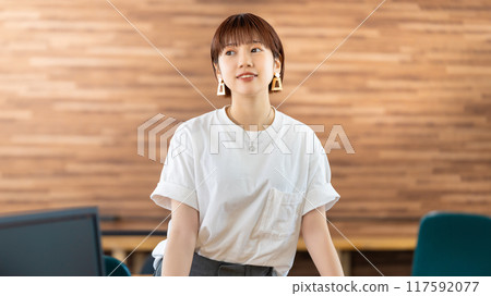 A young Japanese business woman with short hair 117592077