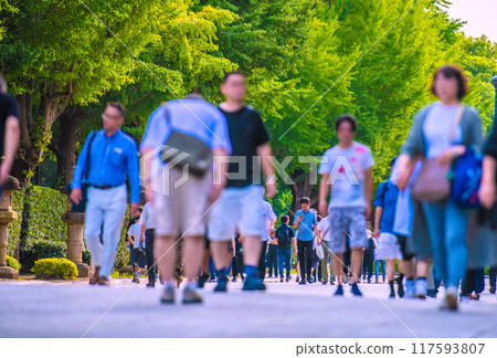 Tokyo cityscape in Japan, the day of the end of the war... We must not repeat the tragedy... The figures of the dead have disappeared... There are also people bowing their heads... = Yasukuni Shrine, August 117593807
