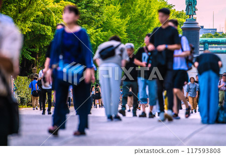 Tokyo cityscape in Japan, the day of the end of the war... We must not repeat the tragedy... The figures of the dead have disappeared... There are also people bowing their heads... = Yasukuni Shrine, August 117593808