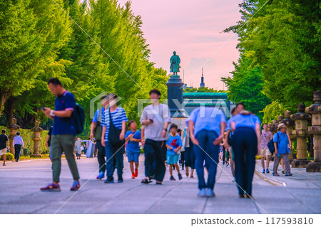 Tokyo cityscape in Japan, the day of the end of the war... We must not repeat the tragedy... The figures of the dead have disappeared... There are also people bowing their heads... = Yasukuni Shrine, August 117593810
