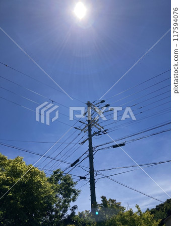 太陽和街角電線桿 117594076