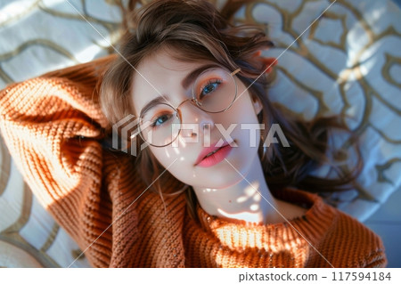 Young woman relaxing on the couch 117594184