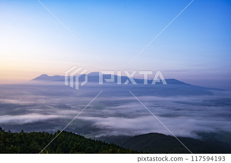 Sea of clouds and the Kirishima Mountains from Yatake Plateau 117594193
