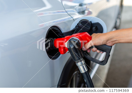 一個在加油站加油的人 117594369