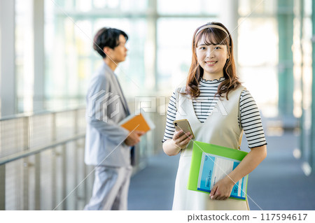 有智能手機的女大學生 117594617