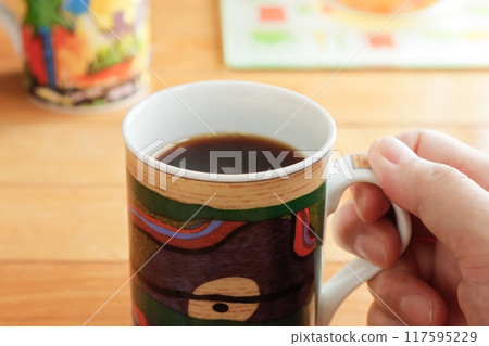 Drink coffee from a mug 117595229