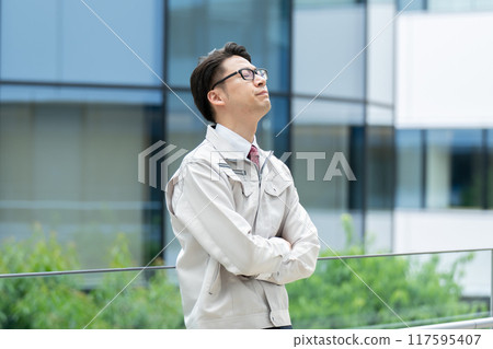 穿著工作服的沮喪男人 117595407
