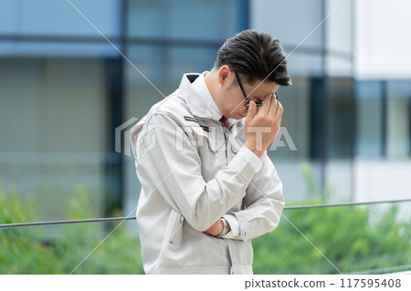 穿著工作服的沮喪男人 117595408