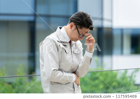 穿著工作服的沮喪男人 117595409