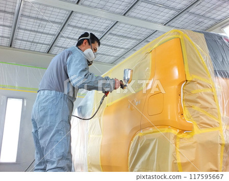 汽車鈑金噴漆廠的噴漆工作 24 117595667