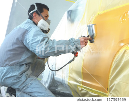 汽車鈑金噴漆廠的噴漆工作 26 117595669