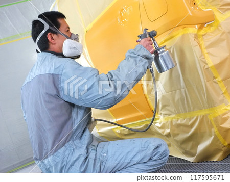 汽車鈑金噴漆廠的噴漆工作 28 117595671