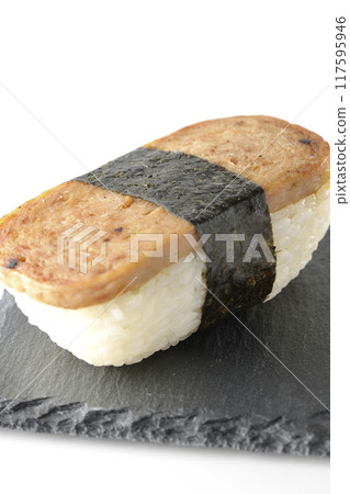 白色背景下拍攝的石板板上的垃圾郵件 musubi 117595946