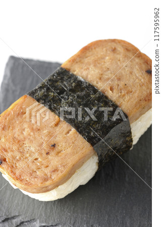 白色背景下拍攝的石板板上的垃圾郵件 musubi 白色背景下拍攝的石板板上的垃圾郵件 musubi 117595962