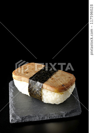 黑色背景下拍攝的石板板上的垃圾郵件 musubi 117596028