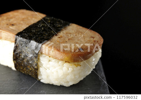 黑色背景下拍攝的石板板上的垃圾郵件 musubi 117596032