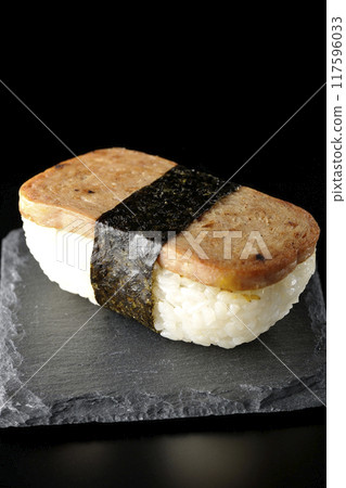 黑色背景下拍攝的石板板上的垃圾郵件 musubi 117596033