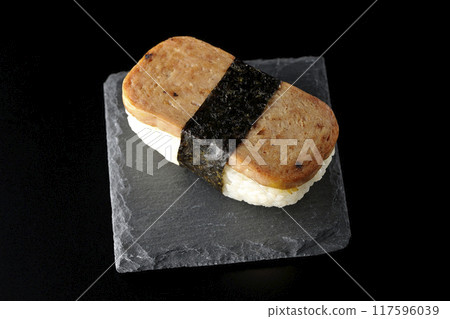 黑色背景下拍攝的石板板上的垃圾郵件 musubi 117596039