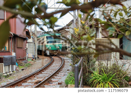 The Enoden train runs through narrow alleys The Enoden train runs through narrow alleys 117596079