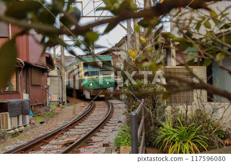 The Enoden train runs through narrow alleys 117596080