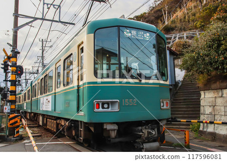 江之電穿過狹窄的小巷 江之電穿過狹窄的小巷 117596081