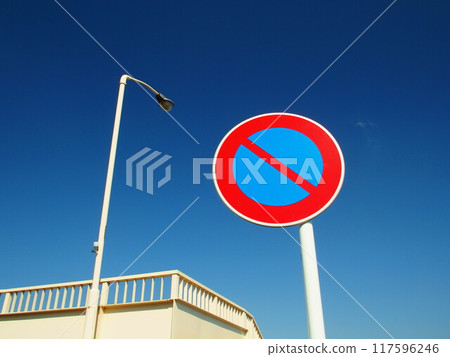 冬季人行橋路燈、交通標誌及藍天 117596246