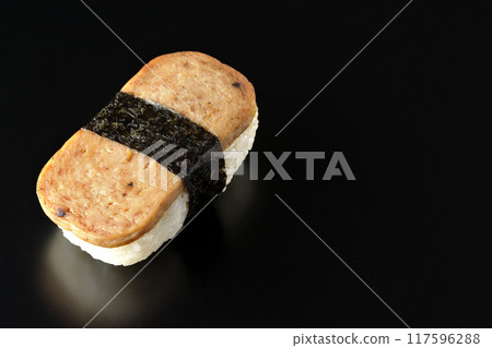 黑色背景下拍攝的垃圾郵件 musubi 117596288