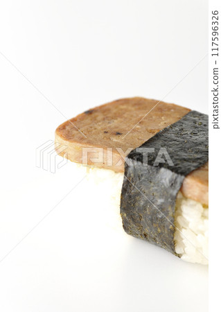 在白色背景上拍攝的垃圾郵件 musubi 117596326