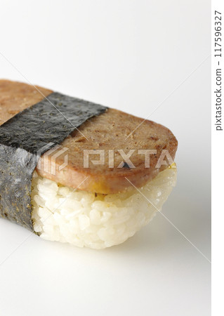 在白色背景上拍攝的垃圾郵件 musubi 117596327