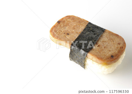 在白色背景上拍攝的垃圾郵件 musubi 117596330