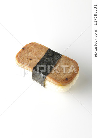 在白色背景上拍攝的垃圾郵件 musubi 117596331