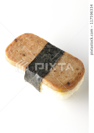 在白色背景上拍攝的垃圾郵件 musubi 117596334