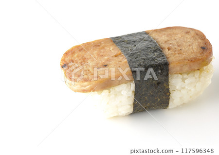 在白色背景上拍攝的垃圾郵件 musubi 在白色背景上拍攝的垃圾郵件 musubi 117596348