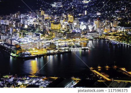 世界新三大夜景之一的稻佐山夜景(長崎縣長崎市稻佐町) 世界新三大夜景之一的稻佐山夜景(長崎縣長崎市稻佐町) 117596375