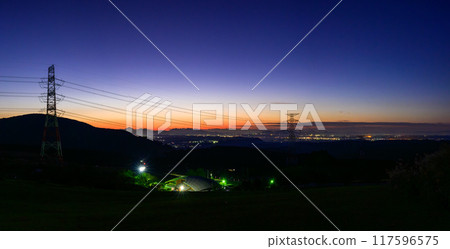 從旅遊勝地田原山「田原山交流中心萌之裡」可以看到壯麗的日落和黃昏全景 從旅遊勝地田原山「田原山交流中心萌之裡」可以看到壯麗的日落和黃昏全景 117596575