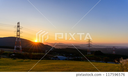從旅遊勝地田原山「田原山交流中心萌之裡」可以看到壯麗的日落和黃昏全景 從旅遊勝地田原山「田原山交流中心萌之裡」可以看到壯麗的日落和黃昏全景 117596576