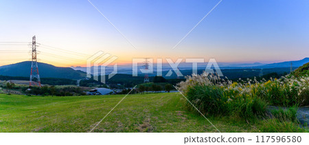 從旅遊勝地田原山「田原山交流中心萌之裡」可以看到壯麗的日落和黃昏全景 從旅遊勝地田原山「田原山交流中心萌之裡」可以看到壯麗的日落和黃昏全景 117596580